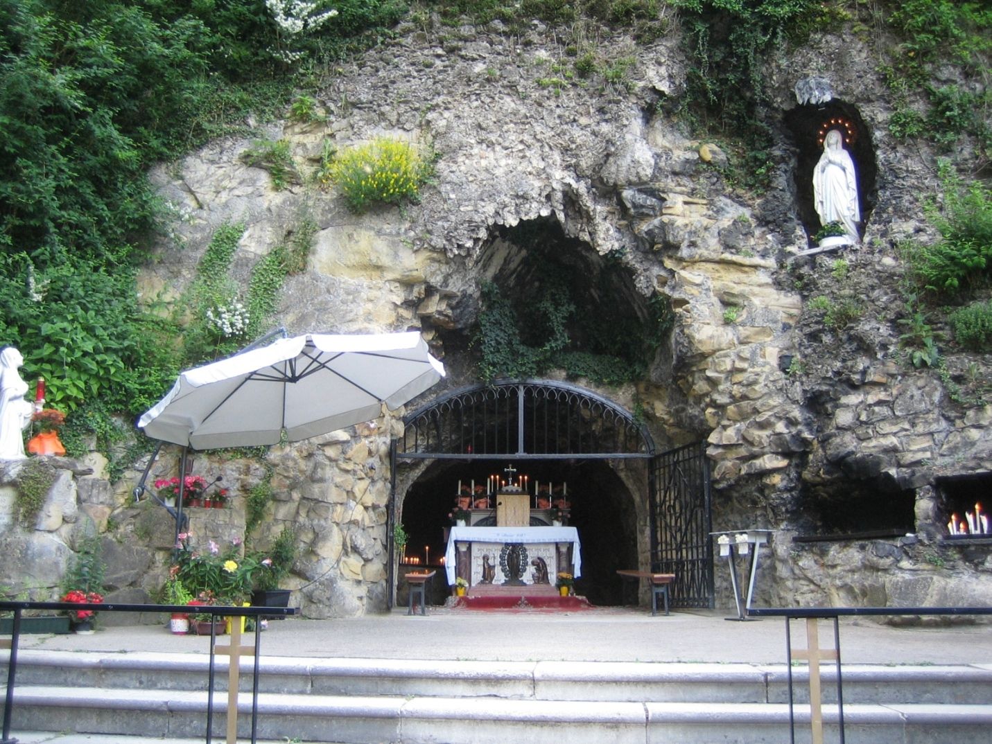 Lourdesgrotte im Wienerwald mit Altar und Marienstatue.