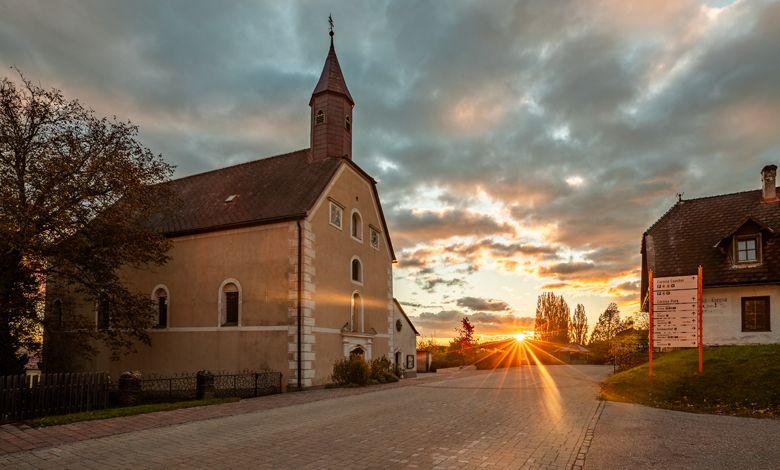 Wallfahrtskirche St. Corona am Wechsel bei Sonnenuntergang.