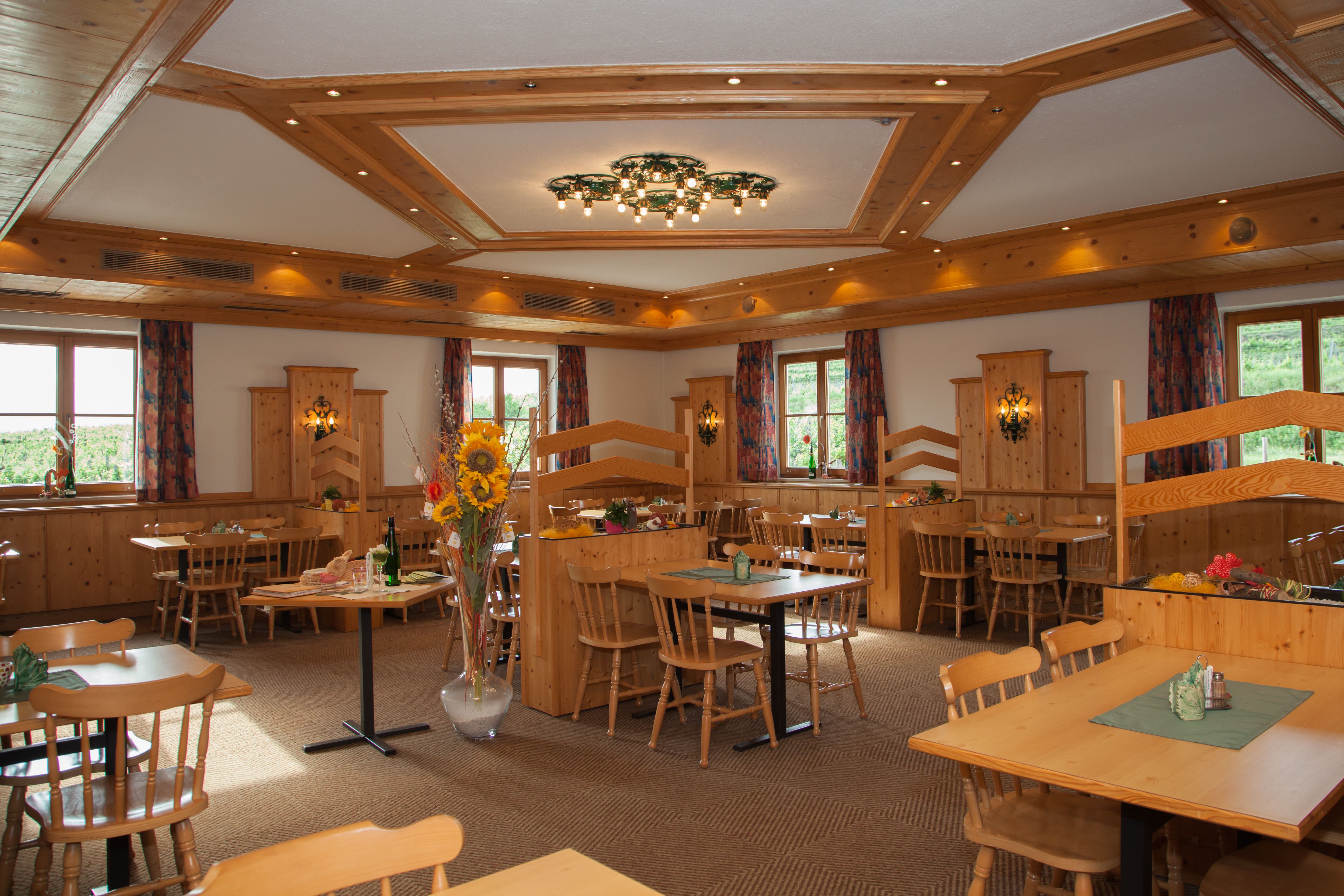 Gemütlicher Gastraum mit Holzmöbeln und Dekorationen.