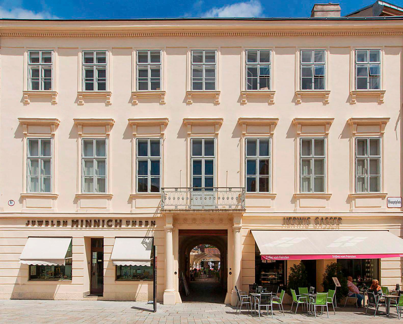 Historisches Gebäude mit Geschäften und Café in Baden.