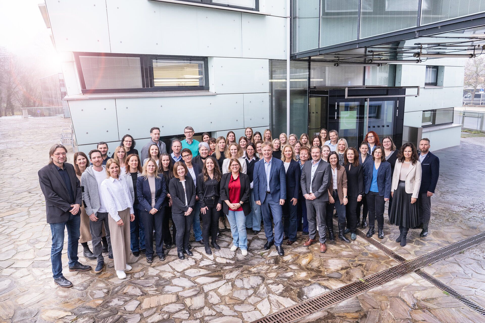 Mitarbeiterinnen und Mitarbeiter der Niederösterreich Werbung bei einem gemeinsamen Teamfoto vor dem Bürogebäude.