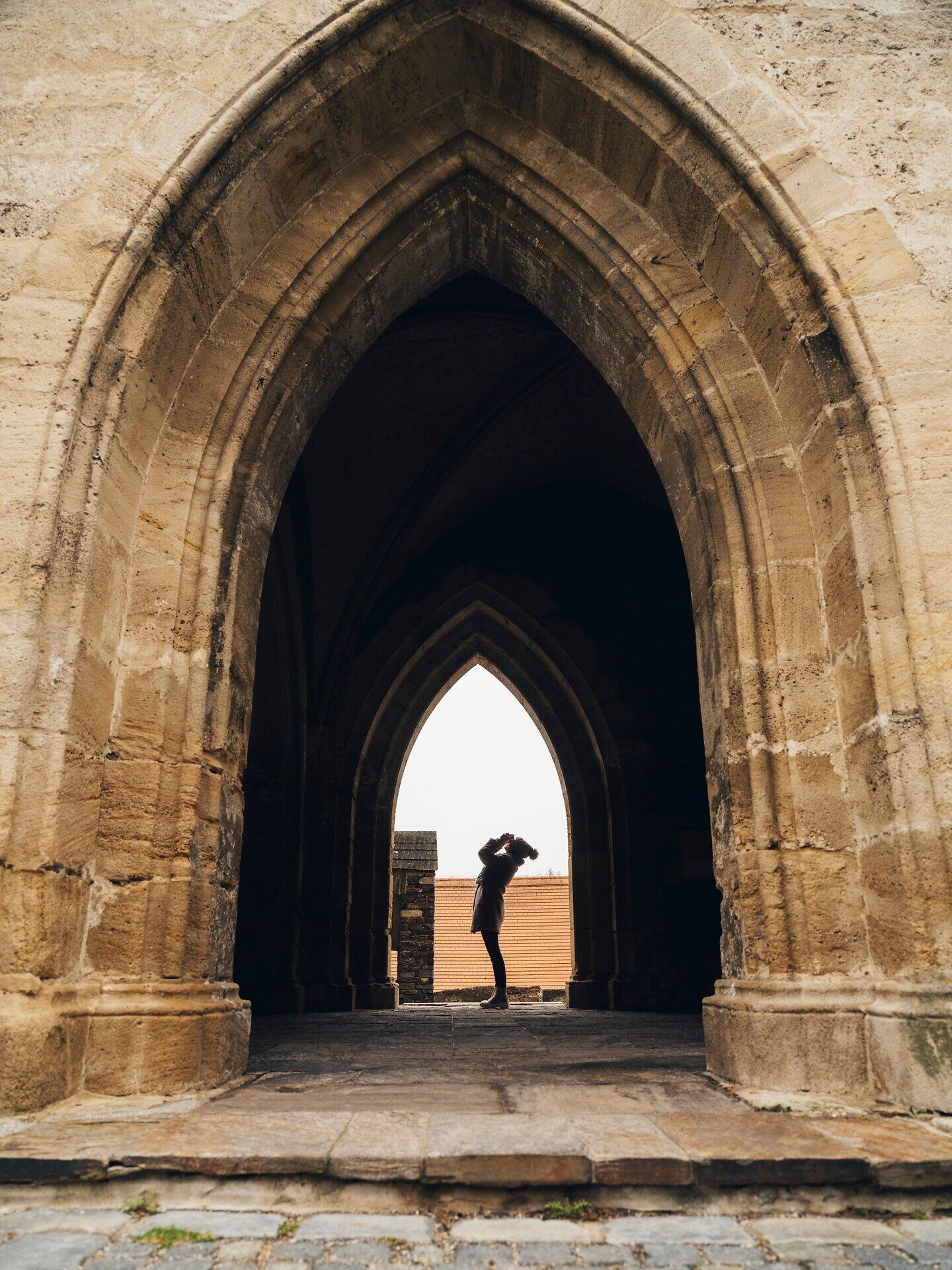 Ein malerischer Stadtspaziergang führt durch die historischen Bögen, die von der Zeit erzählen. Die kühle Winterluft umhüllt die Besucher, während sie die beeindruckende Architektur und die ruhige Atmosphäre genießen. Ein idealer Ort, um die Seele baumeln zu lassen und die Schönheit der Umgebung zu erleben.