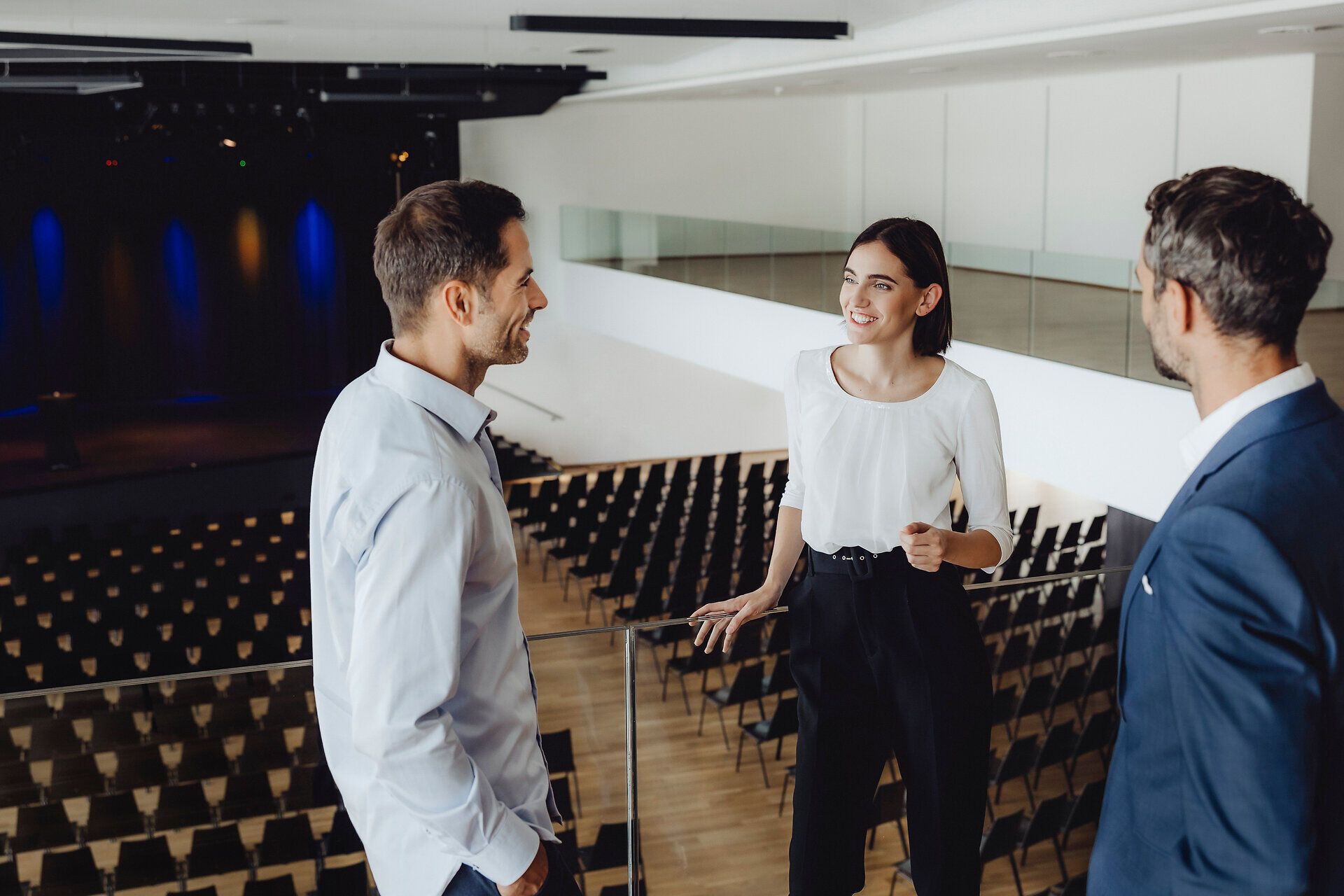 In der modernen Stadthalle Ybbs treffen sich Menschen, um Ideen auszutauschen und neue Perspektiven zu entdecken. Die helle, einladende Atmosphäre und die beeindruckende Architektur schaffen den perfekten Rahmen für inspirierende Gespräche und unvergessliche Erlebnisse.