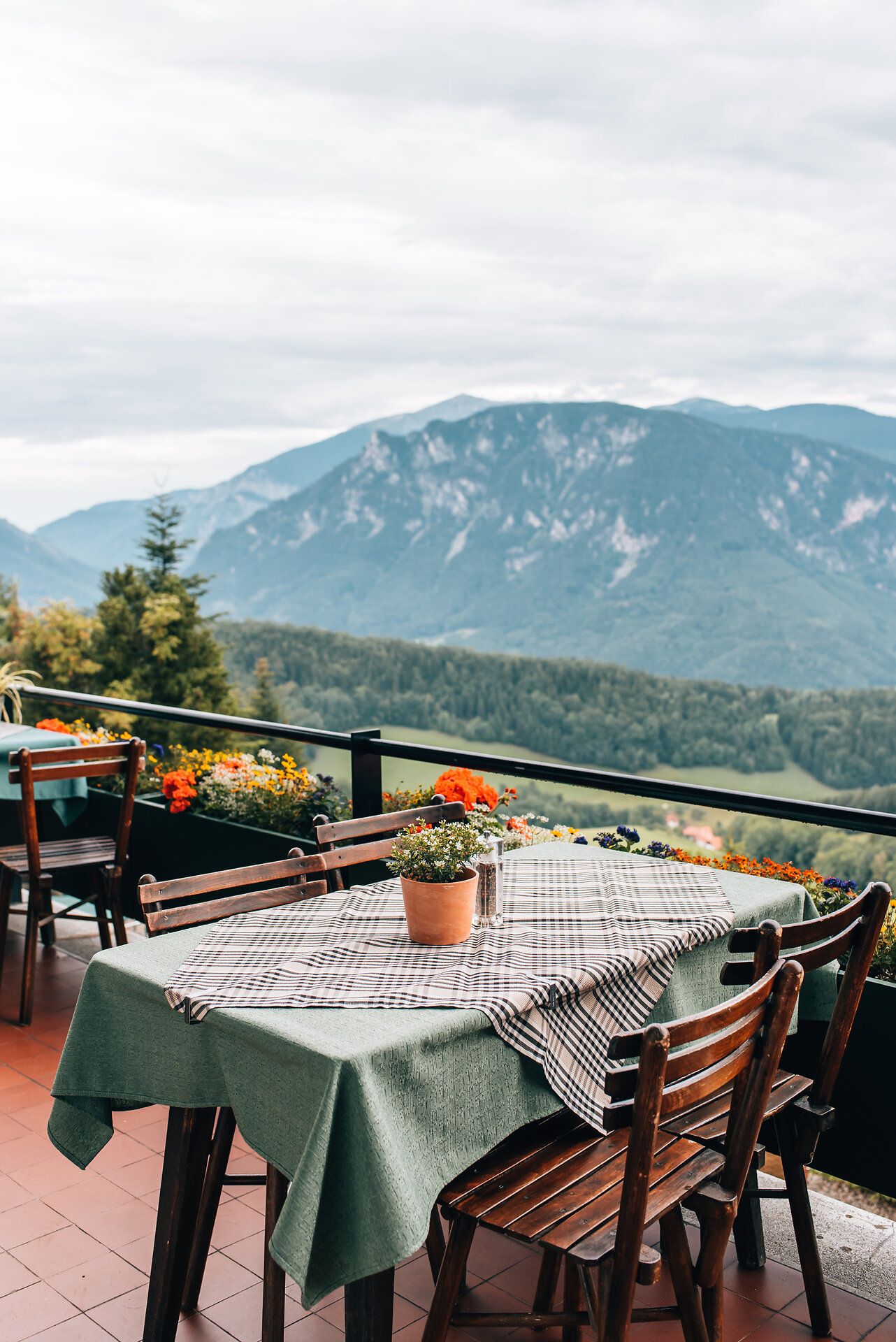 Looshaus am Kreuzberg, ein traditionelles Gebäude mit Restaurant, umgeben von Bäumen und Garten.