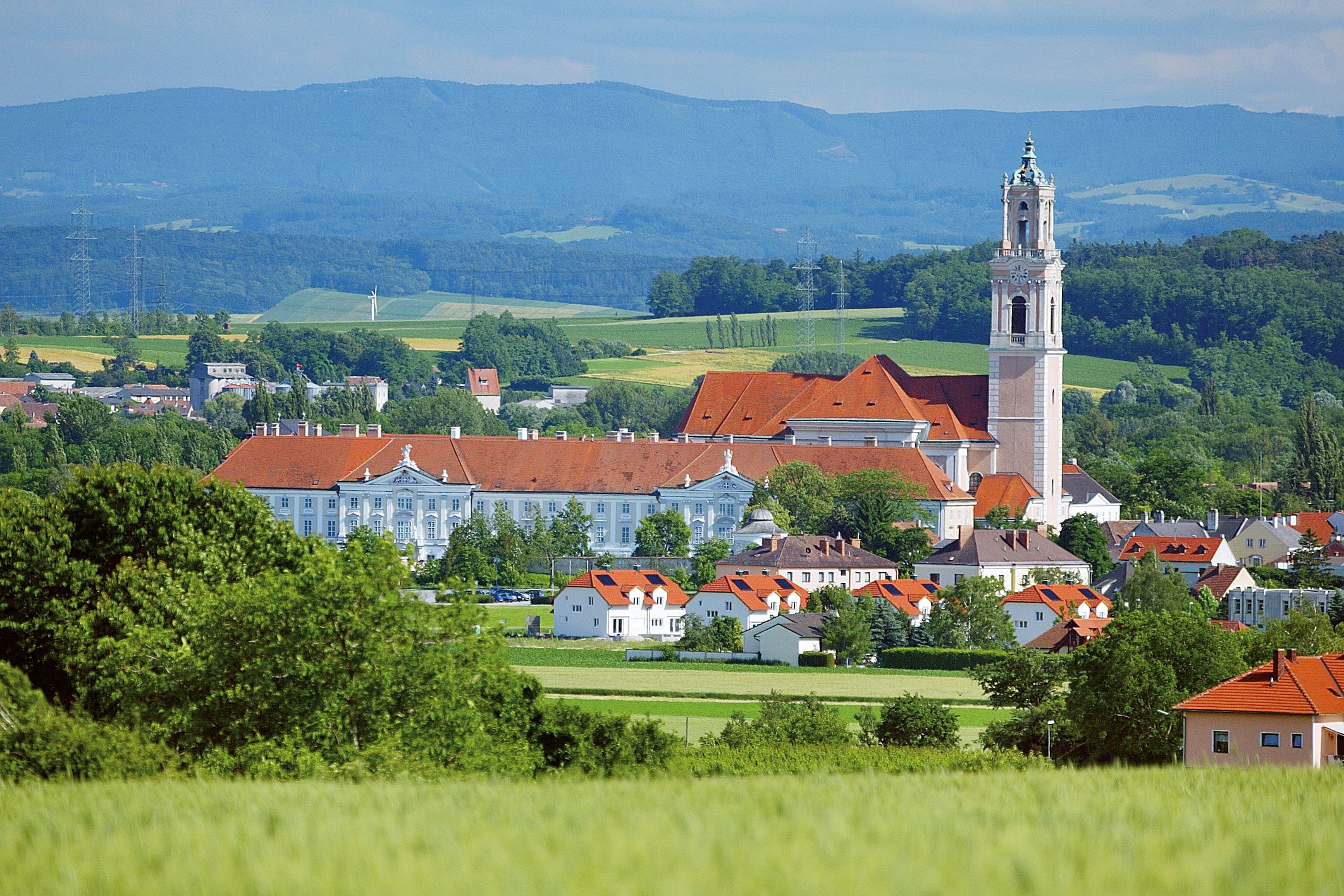 Panorama des Stifts Herzogenburg mit umliegender Landschaft.