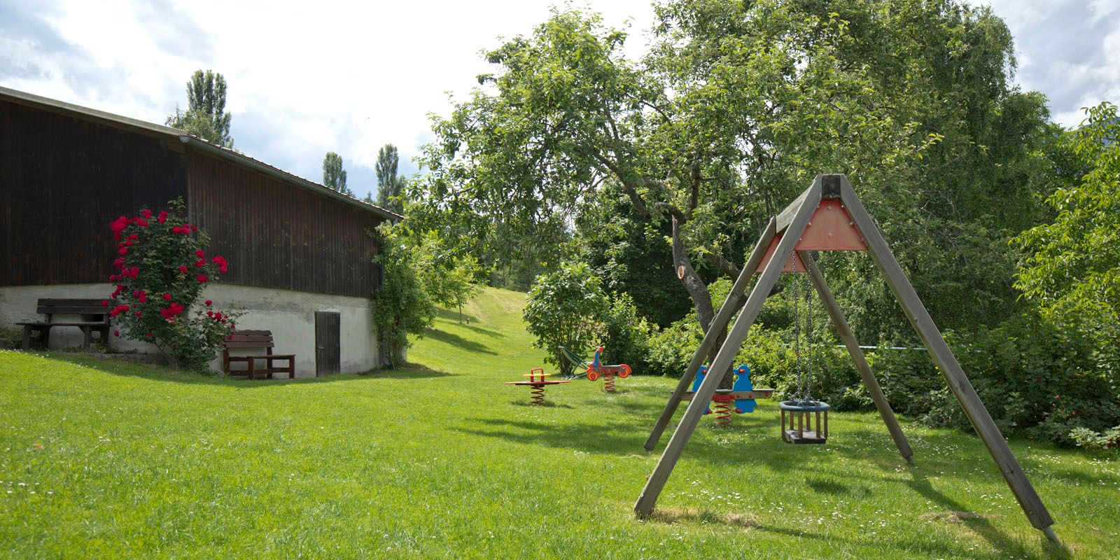 Grüne Wiese, Garten mit Kinderschaukel