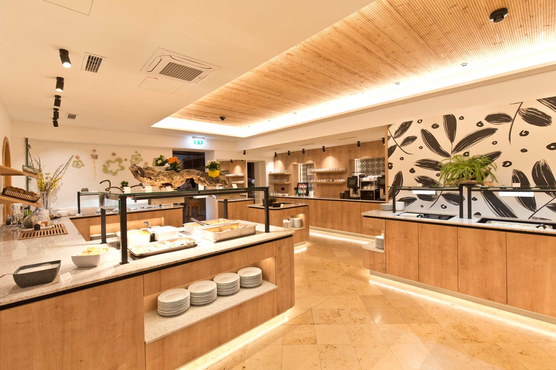 Buffetanlage mit hellen Holzmöbeln und indirekter Beleuchtung