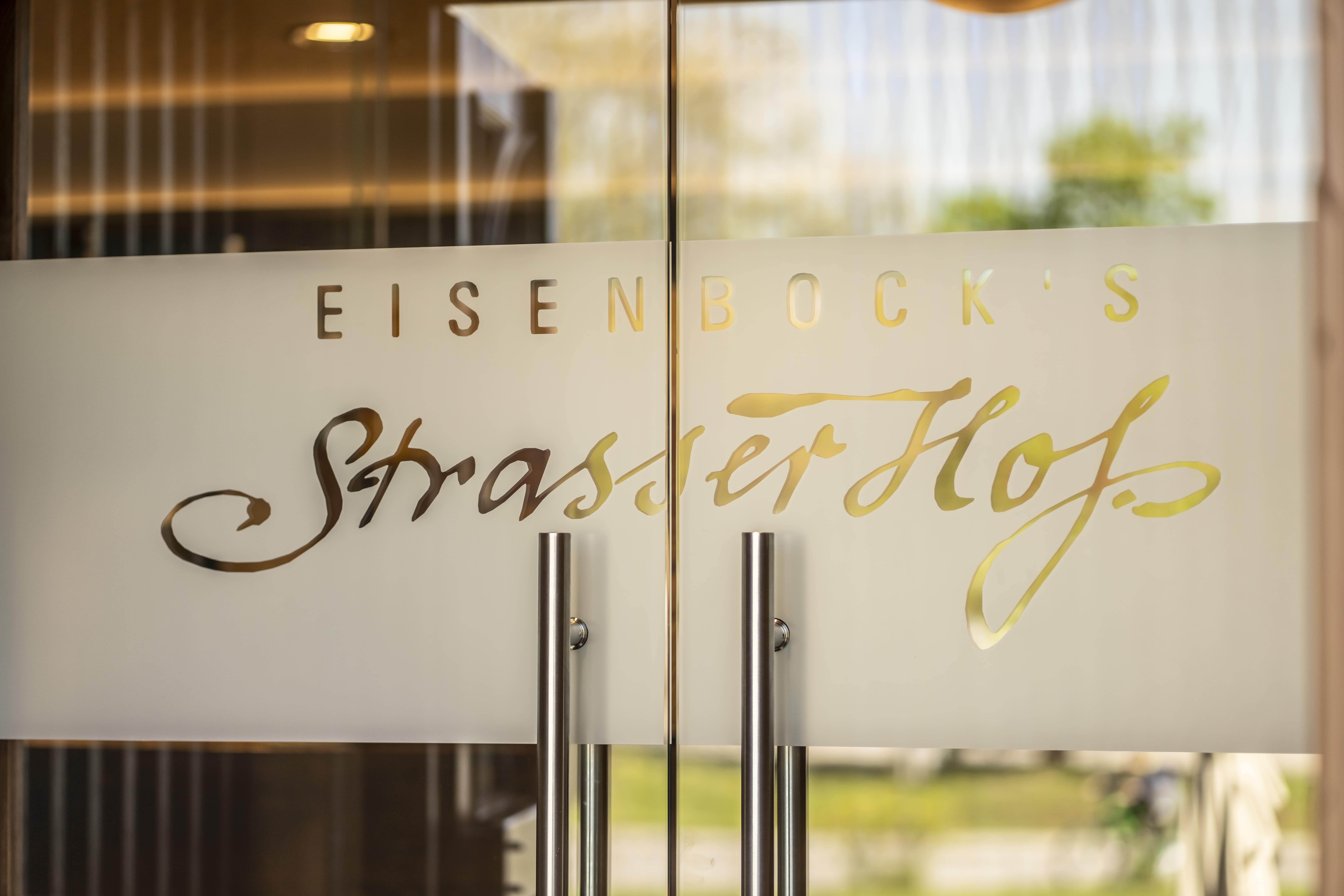Glastür mit der Aufschrift 'Eisenbock's Strasser Hof'.