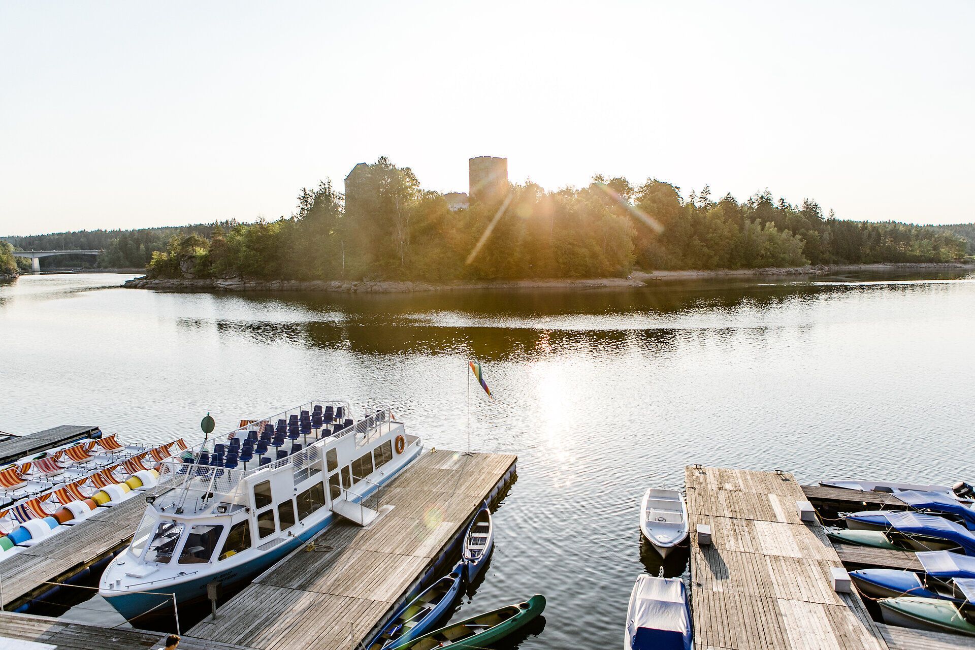 Der Ottensteiner Stausee strahlt in der warmen Sommersonne, während sanfte Wellen das Ufer umspielen. Umgeben von üppigem Grün und majestätischen Bäumen lädt die idyllische Landschaft zu Bootsausflügen und entspannten Stunden am Wasser ein.