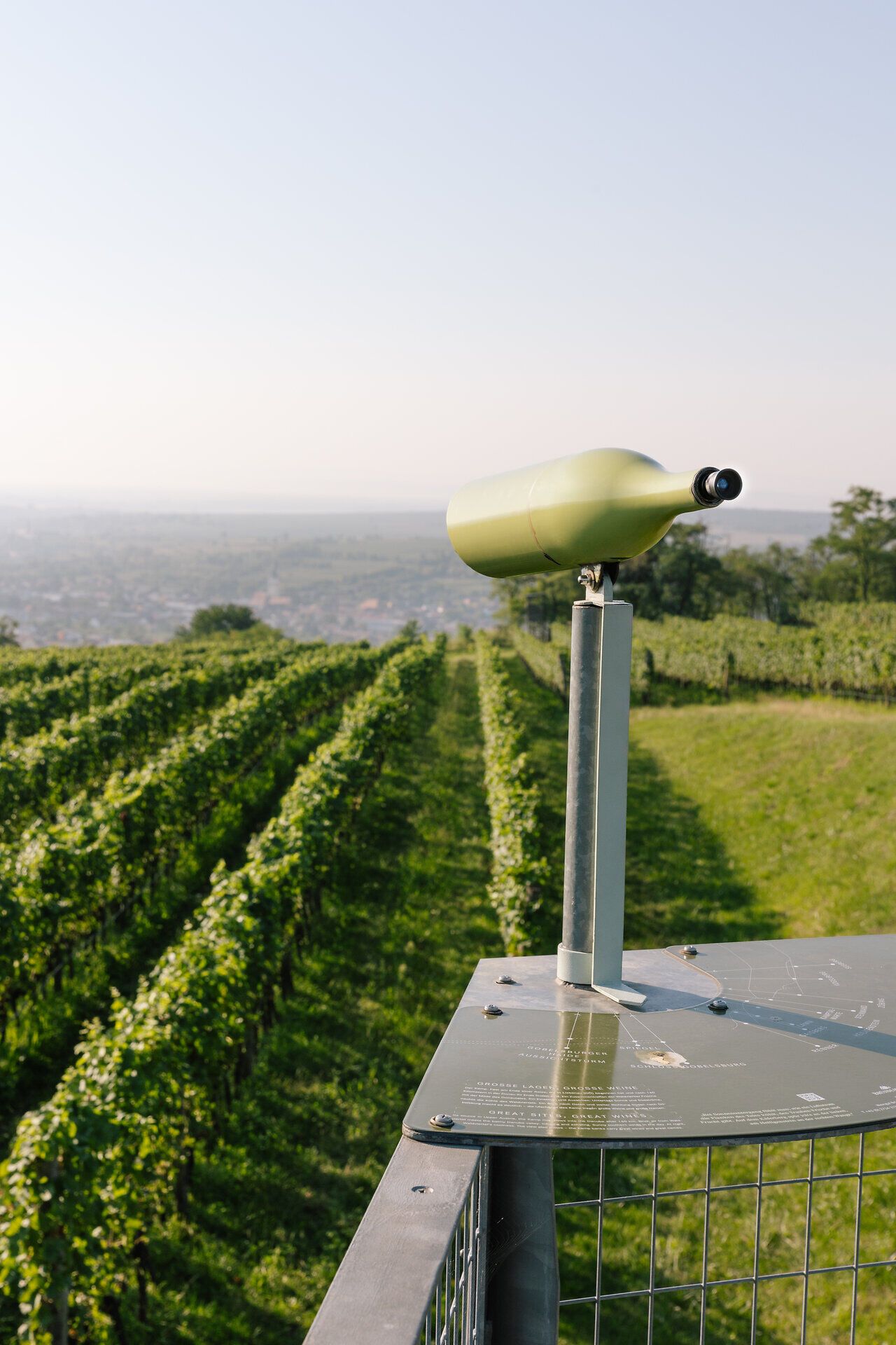 Die sanften Hügel des Kamptals laden zu einem unvergesslichen Sommerausflug ein. Zwischen den üppigen Weinreben und dem strahlend blauen Himmel genießen Besucher die atemberaubende Aussicht und die frische Luft. Ein perfekter Ort, um die Seele baumeln zu lassen und die köstlichen Weine der Region zu entdecken.