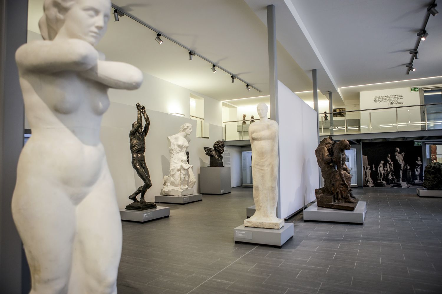 Innenansicht des Langenzersdorf Museums mit mehreren Skulpturen.