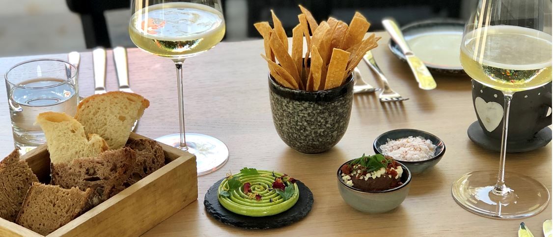 Angerichtete Speisen auf Tellern in einem Restaurant; mediterran wirkende Küche mit frischen Zutaten in ansprechender Präsentation