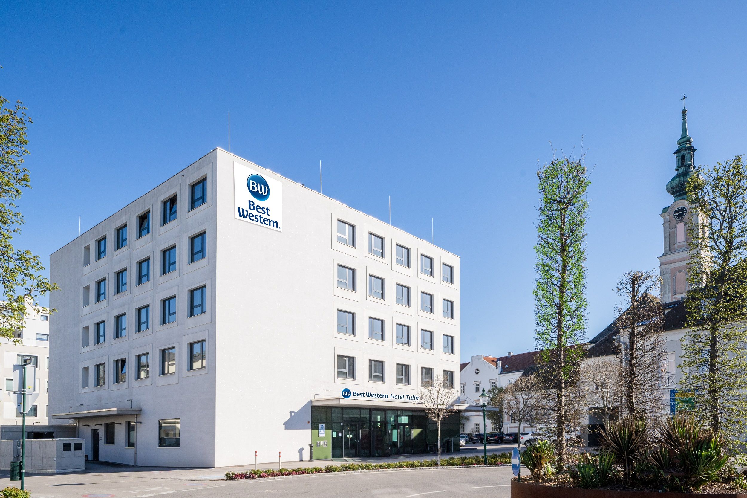 Best Western Hotel in Tulln neben einer Kirche.
