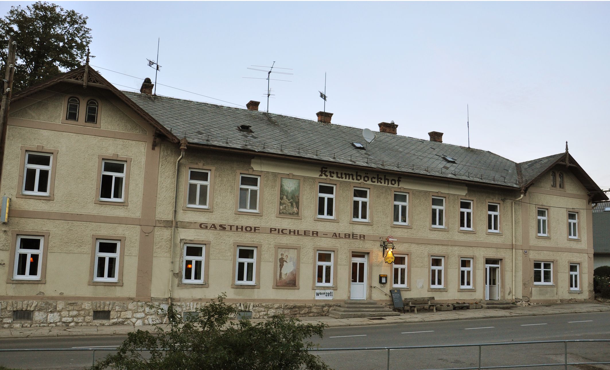 Historisches Gebäude mit der Aufschrift 'Krumböckhof' und 'Gasthof Pichler-Alber'.
