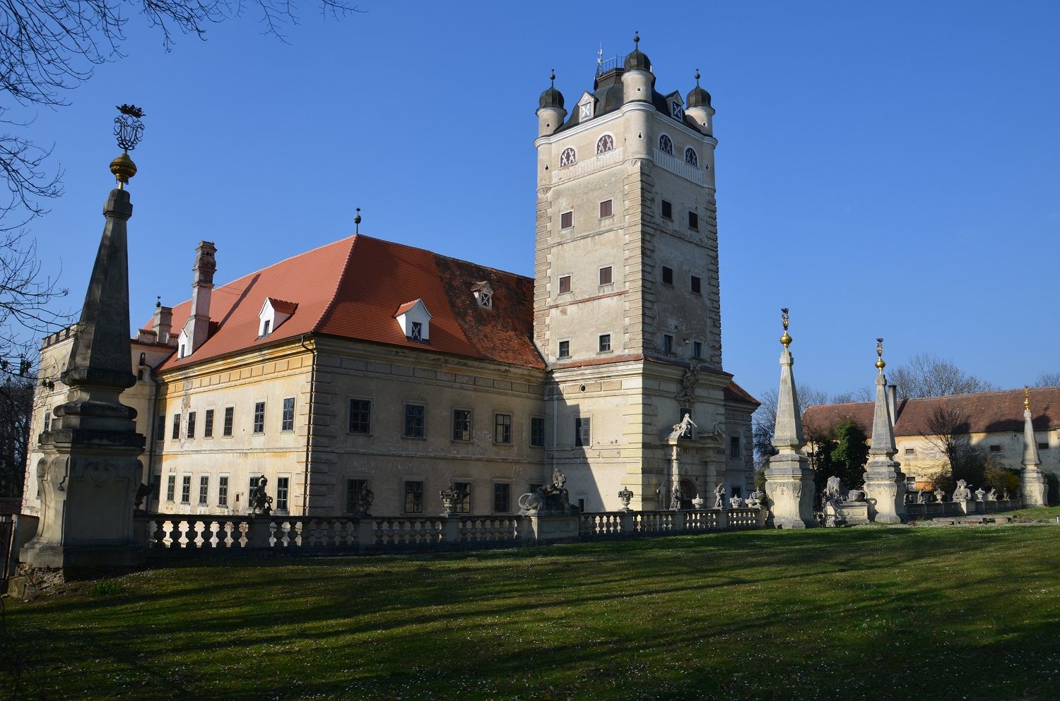 Renaissanceschloss Greillenstein mit Turm und Garten im Vordergrund.