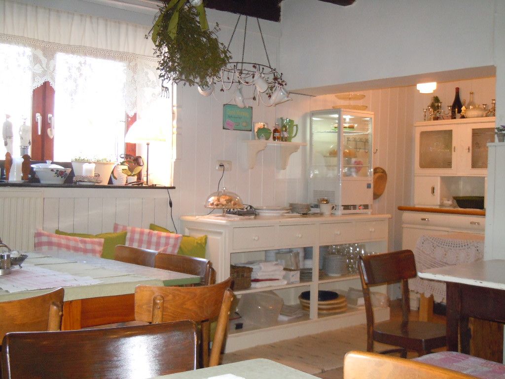 Gemütliche Küche mit Frühstücksbuffet, Holzmöbeln und Dekorationen.