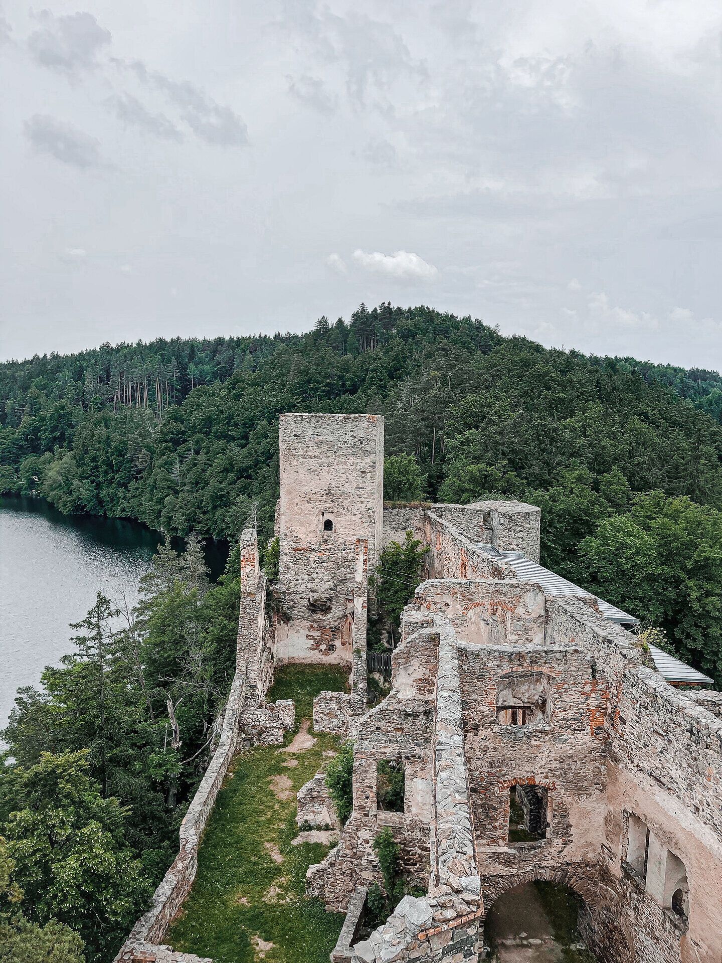 Die Ruinen einer alten Burg thronen majestätisch über dem ruhigen Wasser des Stausees Dobra, umgeben von üppigem Grün. Hier, wo die Natur und Geschichte aufeinandertreffen, lädt die malerische Landschaft zu Erkundungen und Entspannung ein.