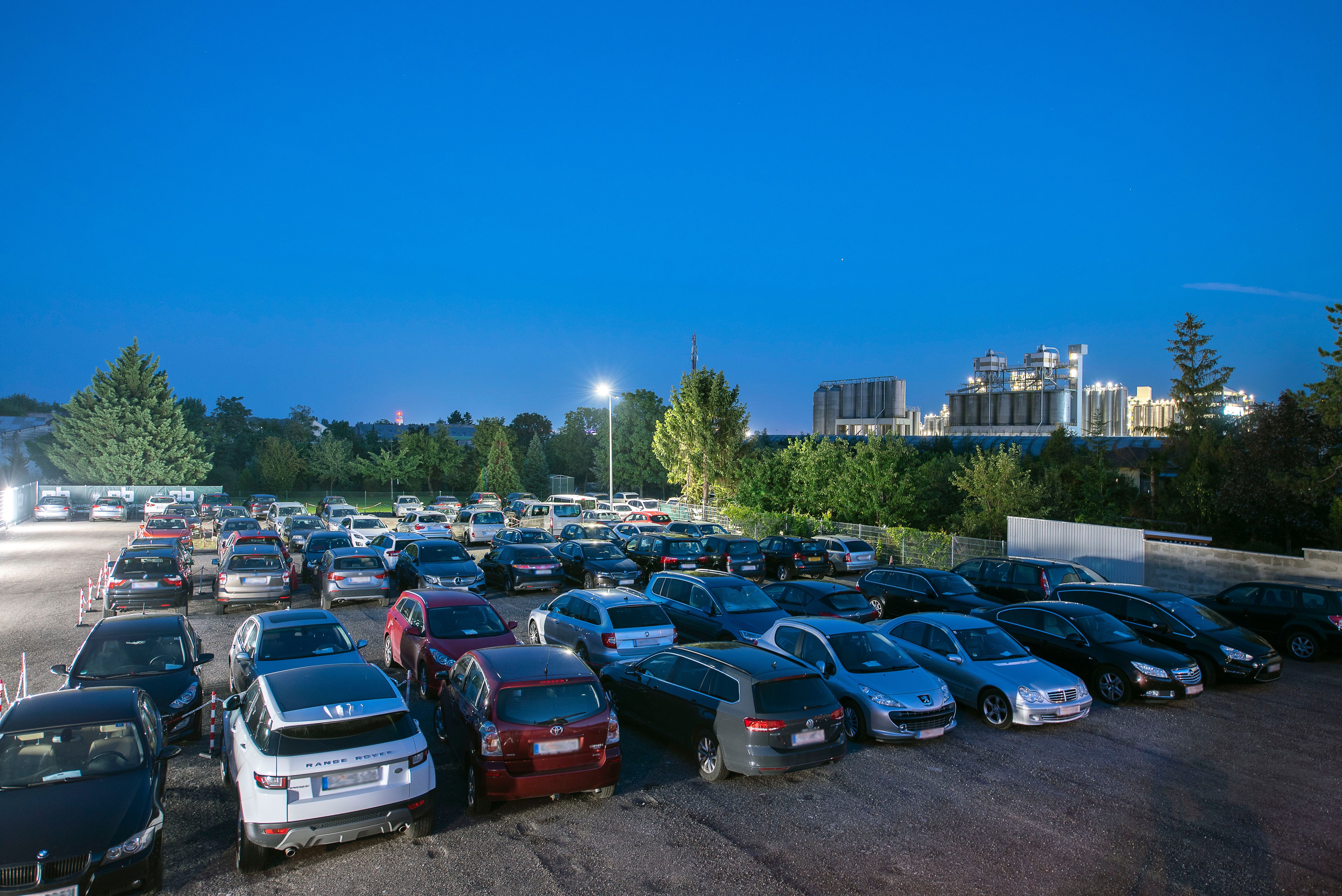 Park & Fly, Parkplatz mit Autos am Flughafen Wien