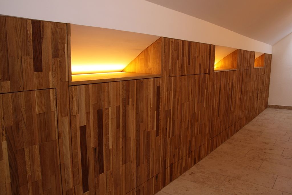 Holzverkleidete Wand mit indirekter Beleuchtung in einem Flur.