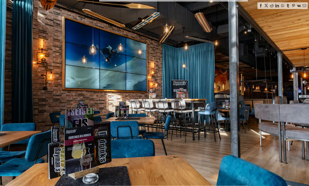 Restauranteinrichtung mit blauen Stühlen, Ziegelwand, Vorhängen und stimmungsvoller Beleuchtung