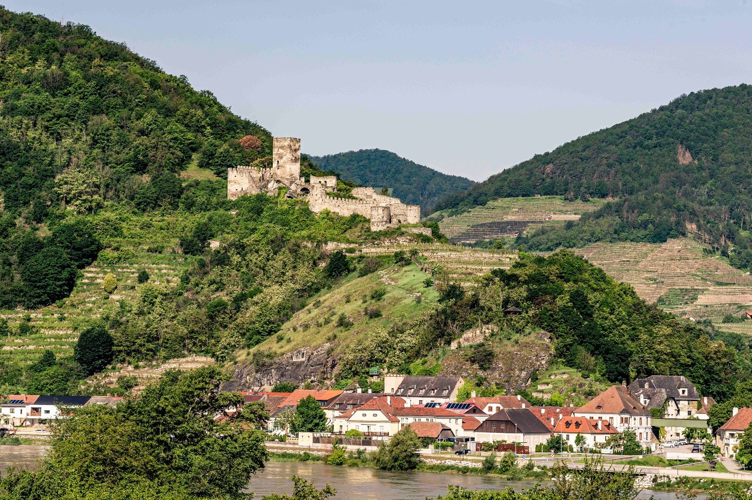 Spitz mit der Ruine Hinterhaus