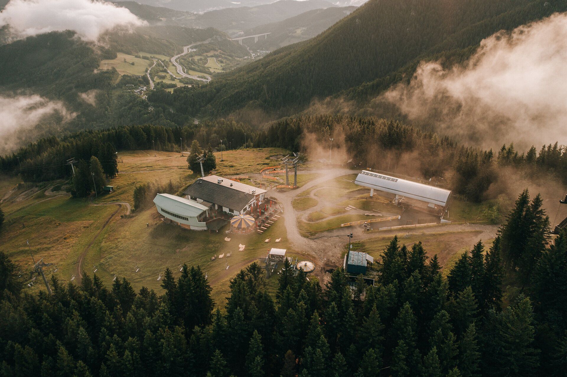 Blick auf die Bergstation der Bergbahn Semmering Hirschenkogel mit Liechtensteinhaus.