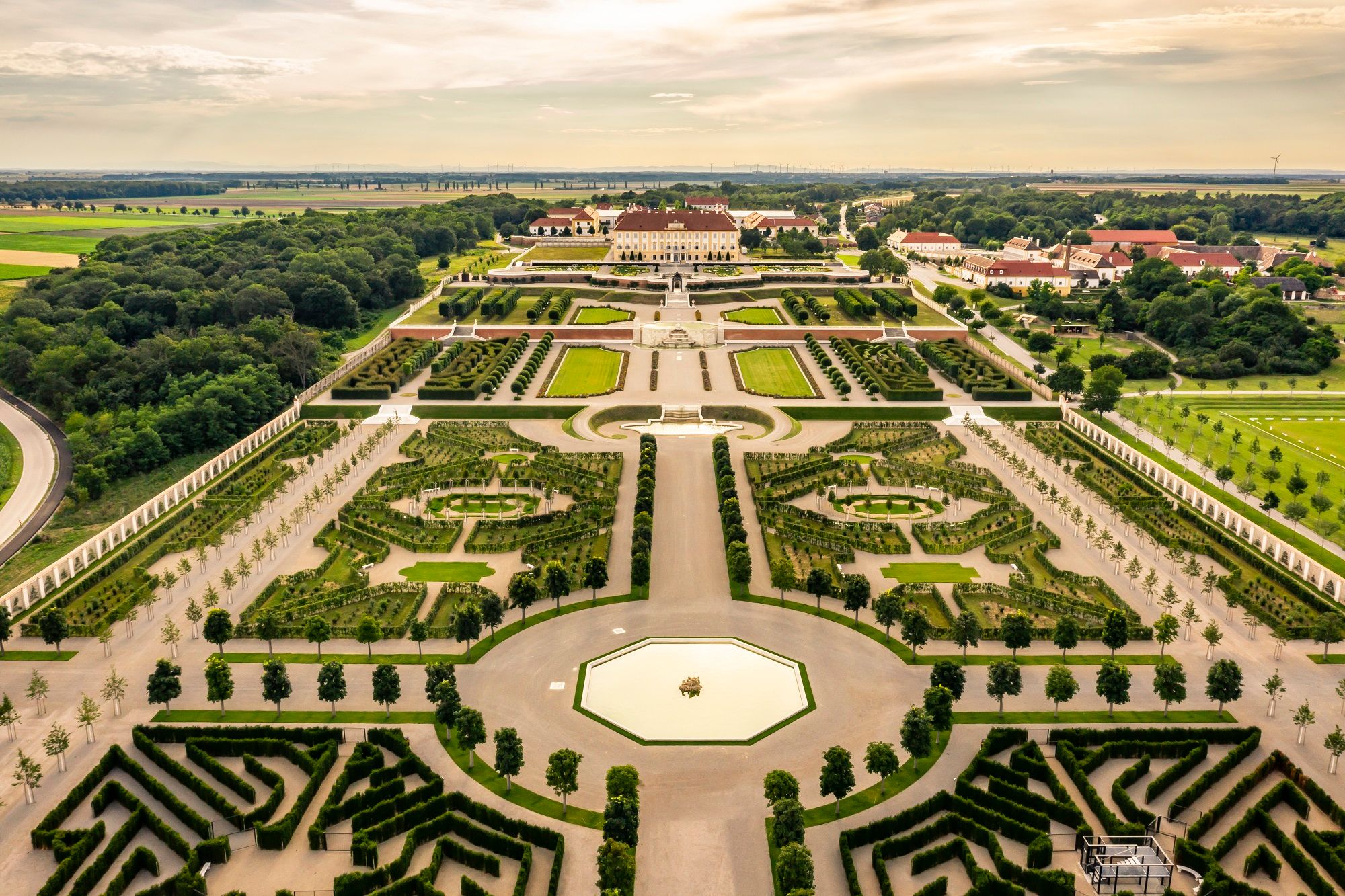 Luftaufnahme von Schloss Hof mit symmetrischen Gärten und Wegen.