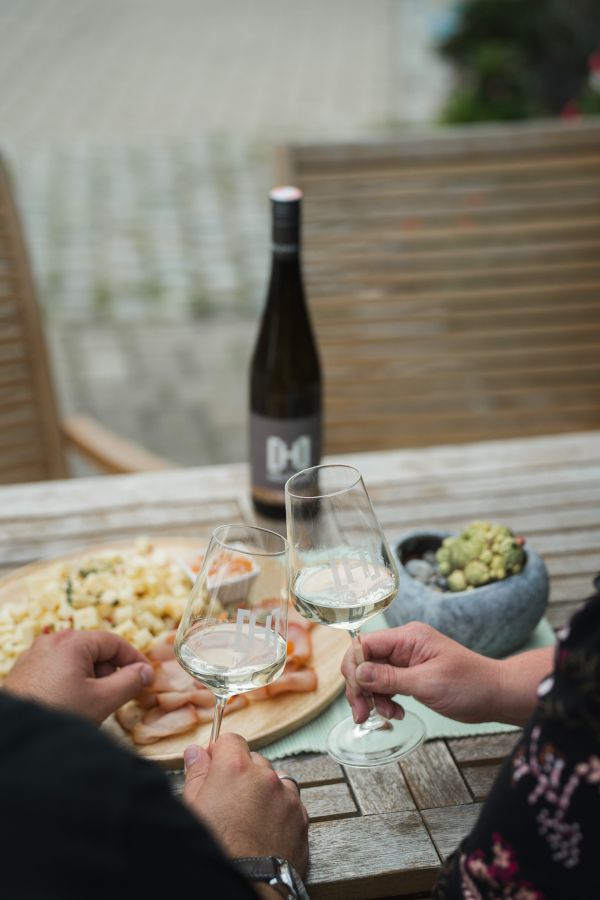 Ein Paar geniesst eine Jause.