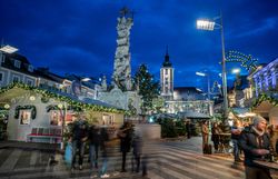Hauptplatz von St. Pölten mit Weihnachtsmarktständen und weihnachtlicher Beleuchtung