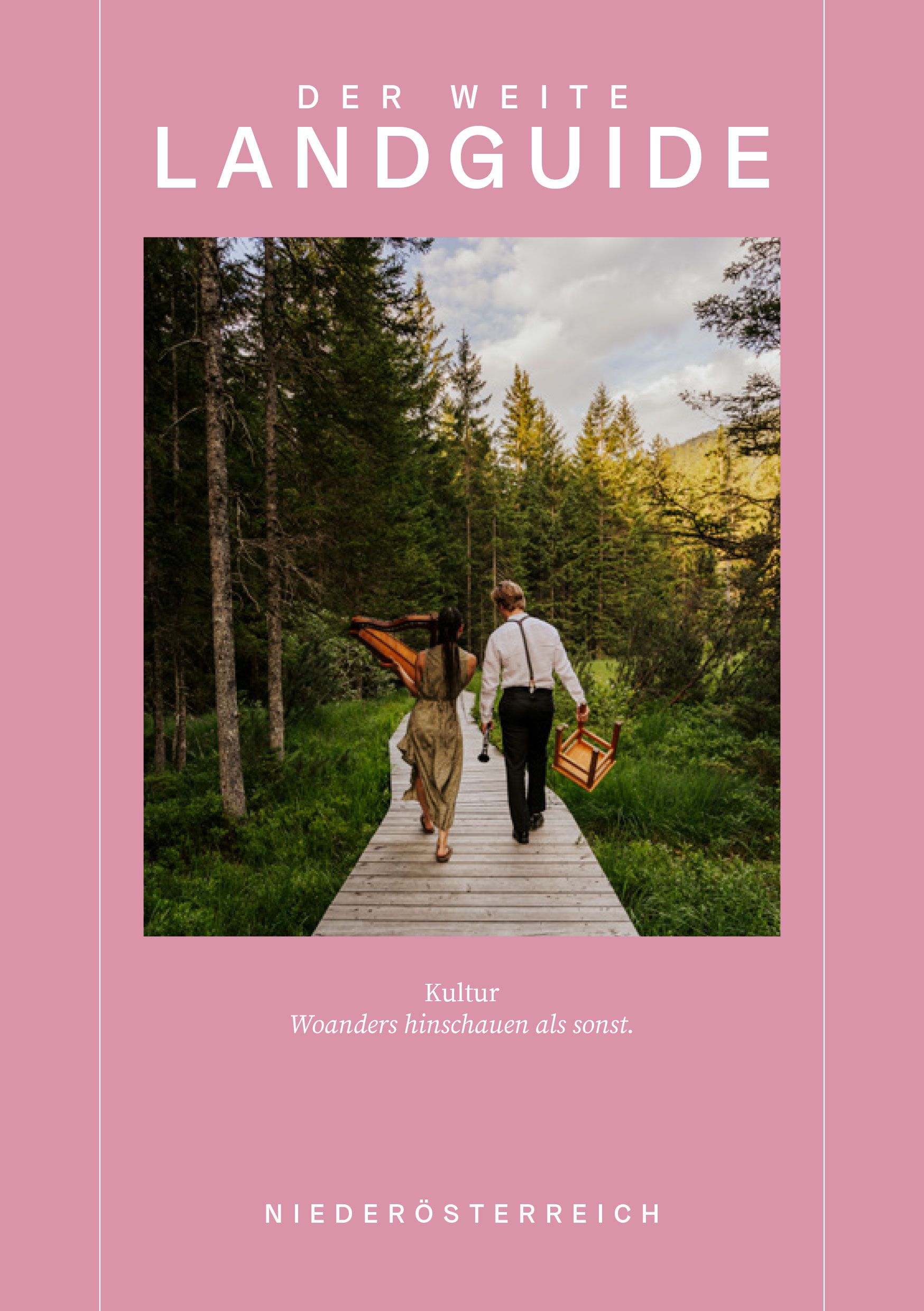 Cover der Broschüre "Der weite Landguide, Edition Kultur". 2 Musiker:innen tragen ihre Instrumente für ein Konzert ins Hochmoor Leckermoos. Sie gehen über einen Steg, rundherum ist grüne Natur.  