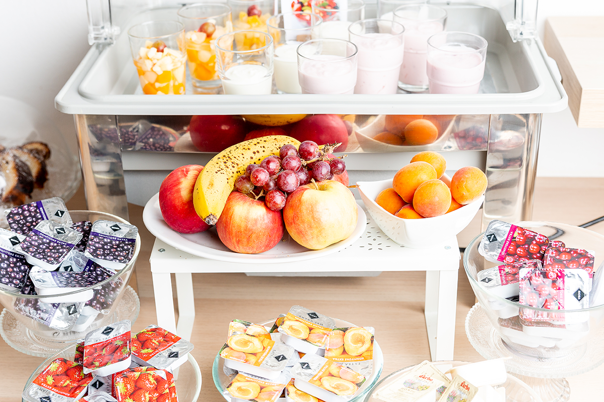 Buffet mit Obst, Marlmeladen, Joghurts und Fruchtsalat
