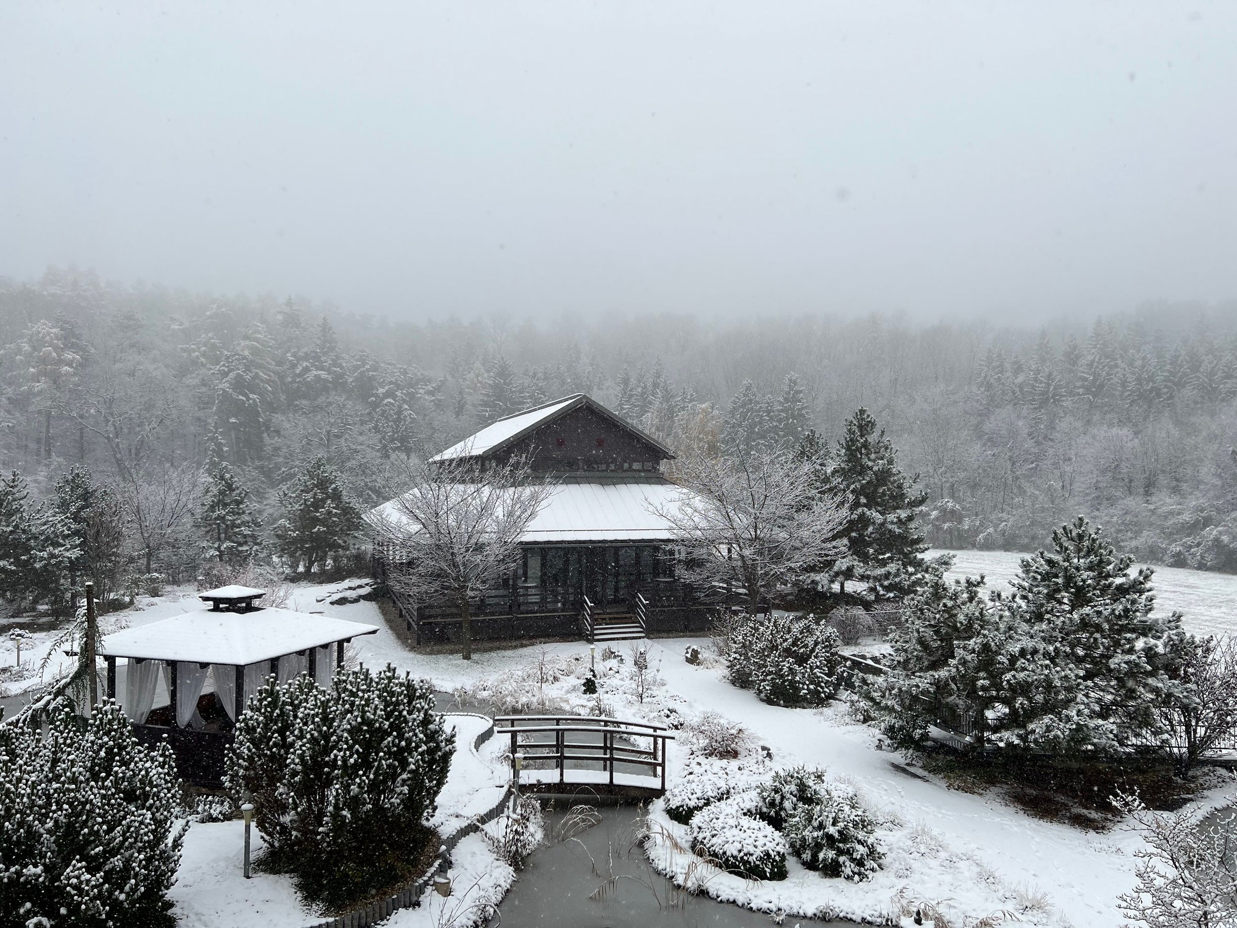 Asiatischer Pavillon beim Linsberg Asia Resort mit schneebedeckter Landschaft