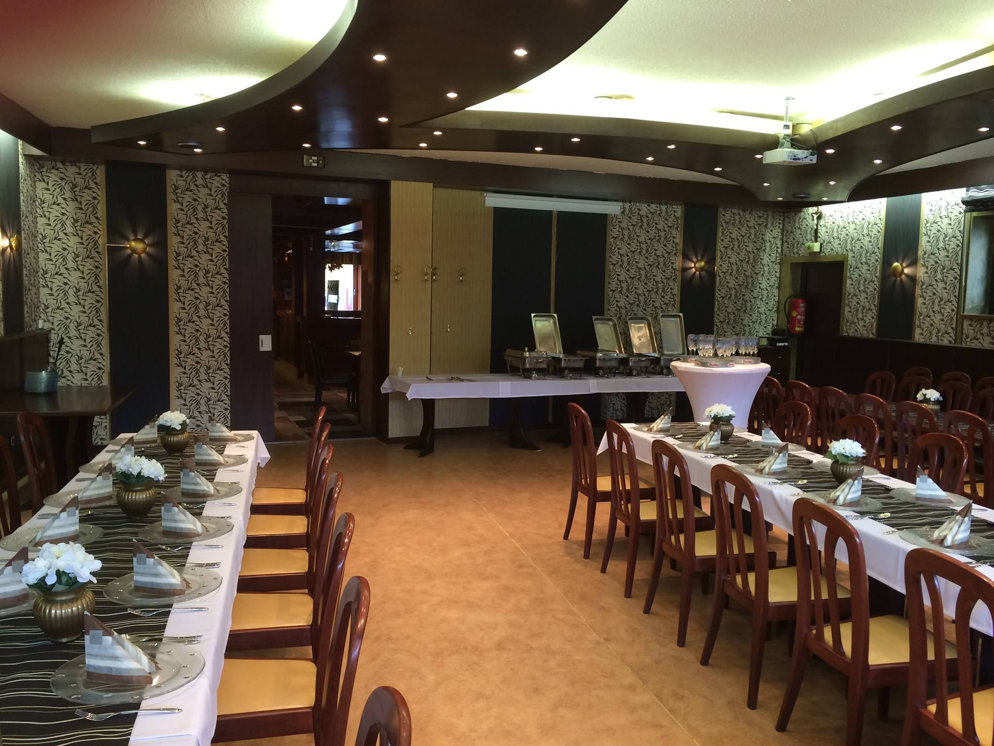 Eleganter Speisesaal mit gedeckten Tischen und Stühlen.