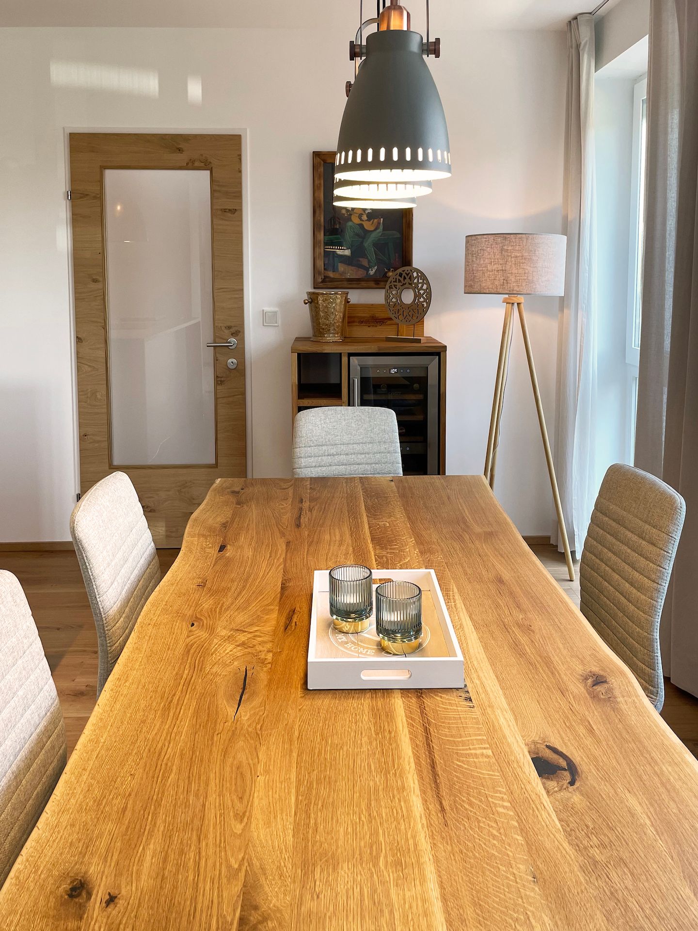 Esstisch und Weinkühlschrank
