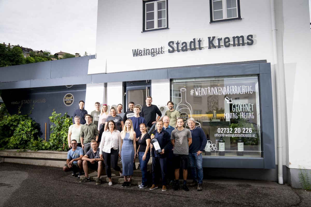 Das Team vor dem Weingut