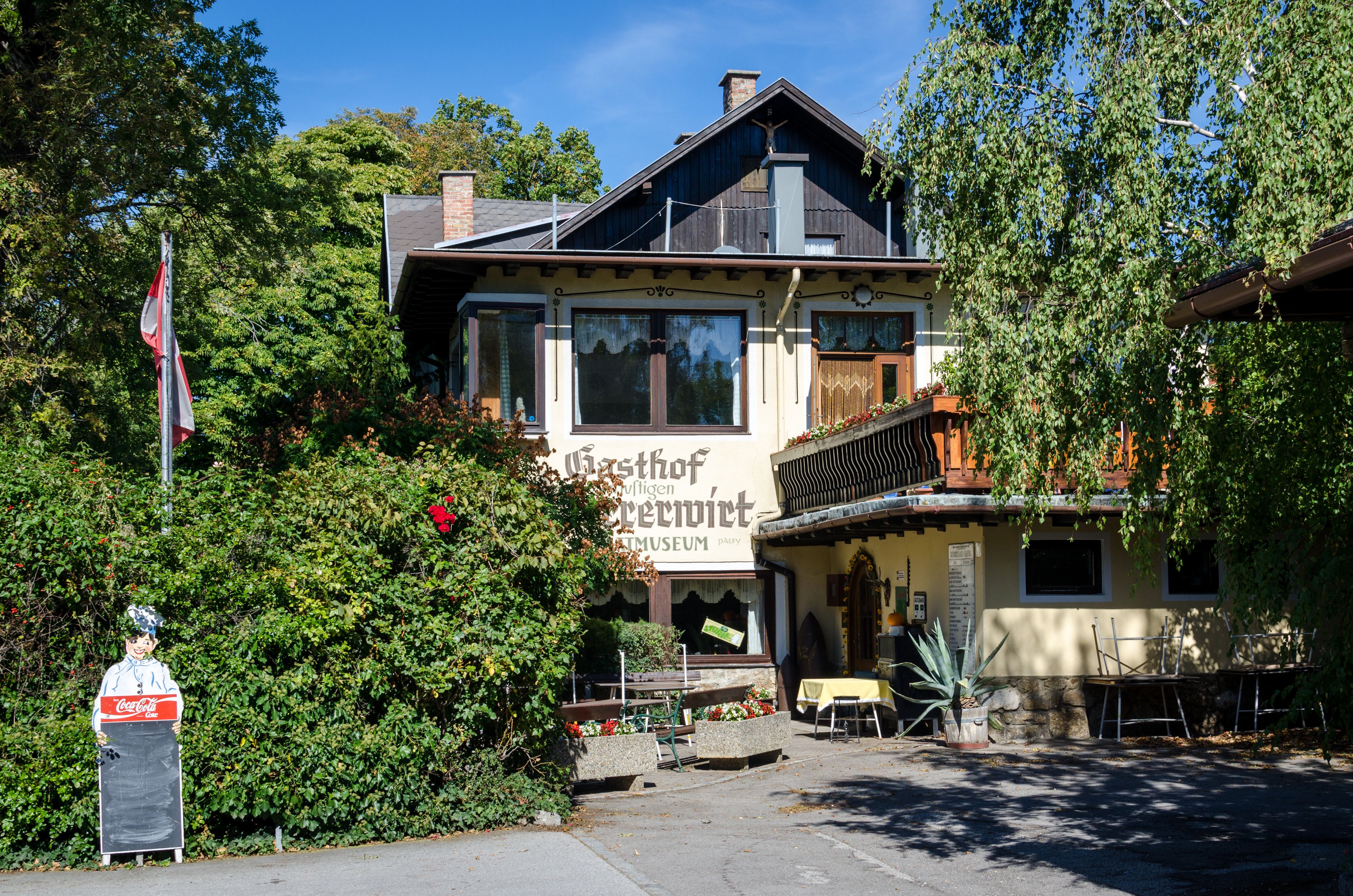 Gasthof Scherrerwirt mit Terrasse und grüner Umgebung.