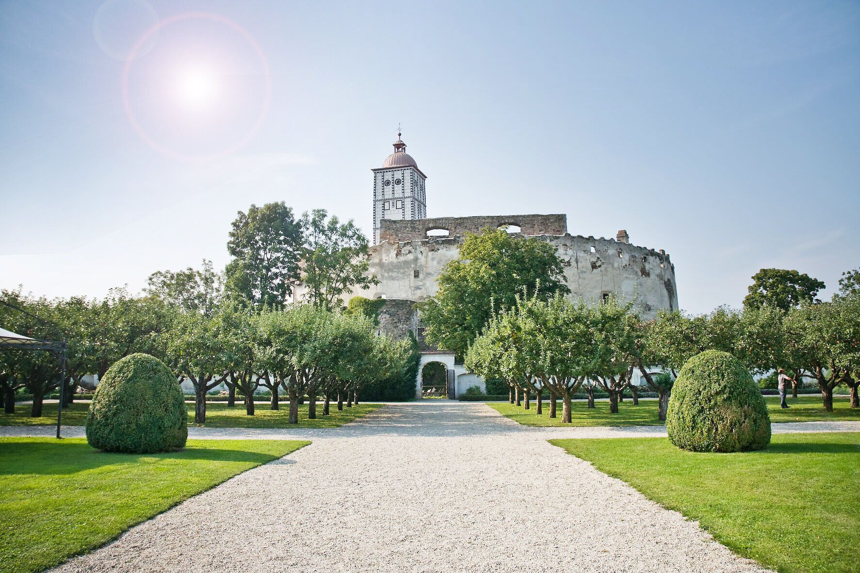 Die majestätische Schallaburg erhebt sich stolz über die sanften Hügel, umgeben von üppigen Gärten und gepflegten Wegen. Hier, wo Geschichte und Natur harmonisch verschmelzen, lädt die malerische Kulisse zu einem unvergesslichen Spaziergang ein.