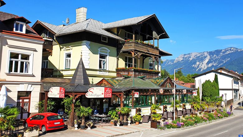 Ein Café mit Terrasse und Bergblick in einer malerischen Umgebung.