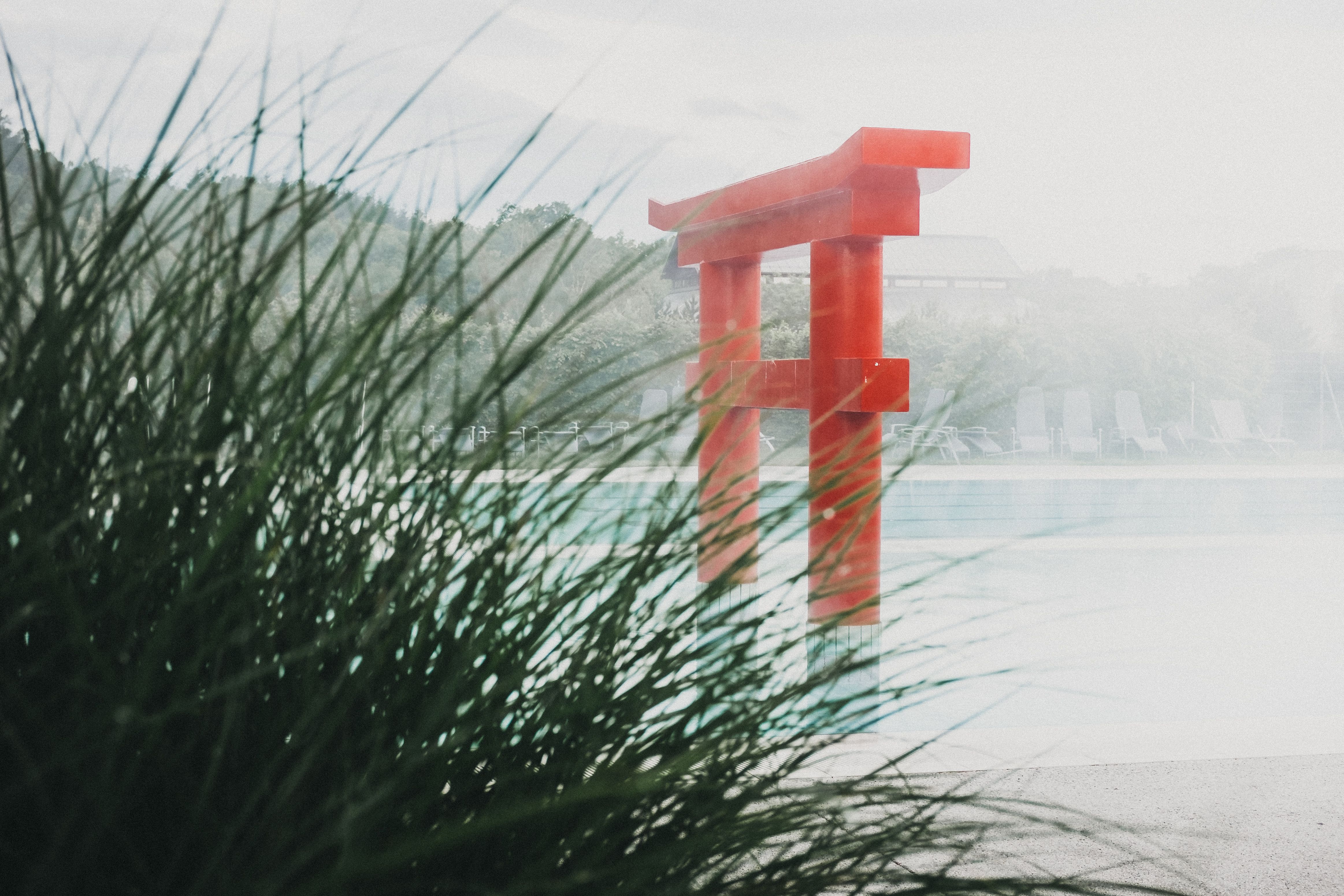 Außenansicht der Linsberg Asia Therme mit Pool und rotem Torii.
