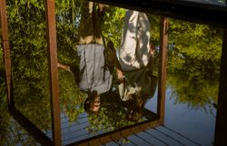 In der warmen Nachmittagssonne spiegeln sich die sanften Konturen der Natur im ruhigen Wasser. Zwei Wanderer genießen den Moment der Stille und die Schönheit der Umgebung, während das Licht durch das Blätterdach tanzt. Diese friedliche Szenerie lädt dazu ein, die Seele baumeln zu lassen und die frische Luft zu atmen.