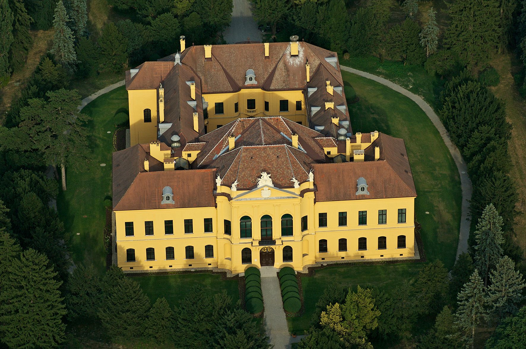 Luftaufnahme von Schloss Eckartsau, umgeben von Bäumen und Gärten.