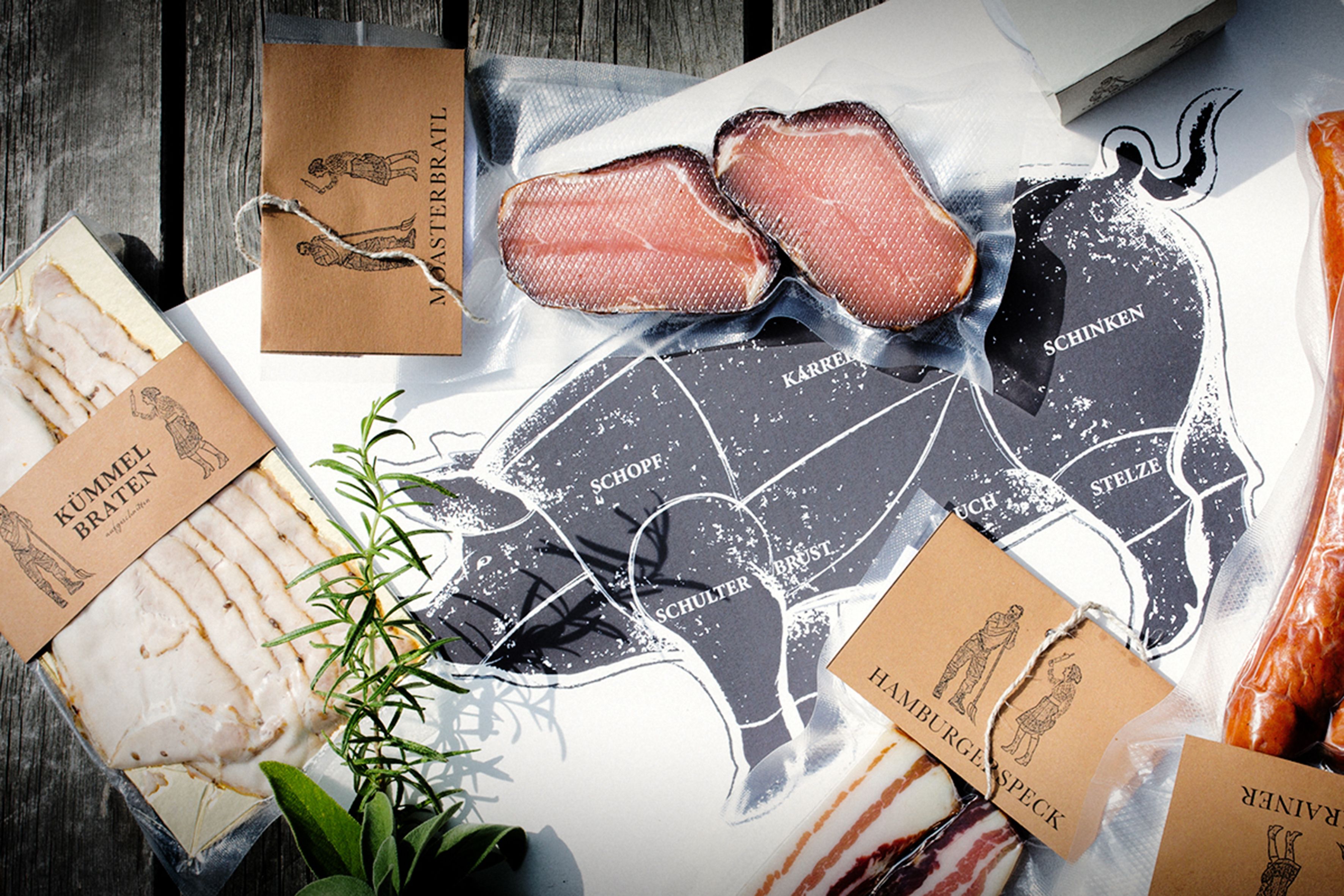 Verschiedene Fleischprodukte auf einem Tisch mit einer Schweinefleisch-Schnittzeichnung.