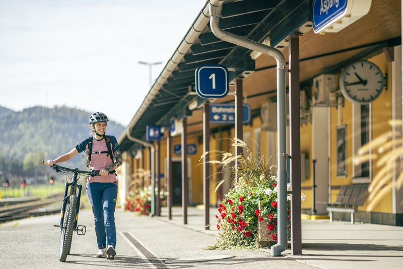 Person mit Fahrrad am Bahnhof Aspang, Bahnsteig 1.