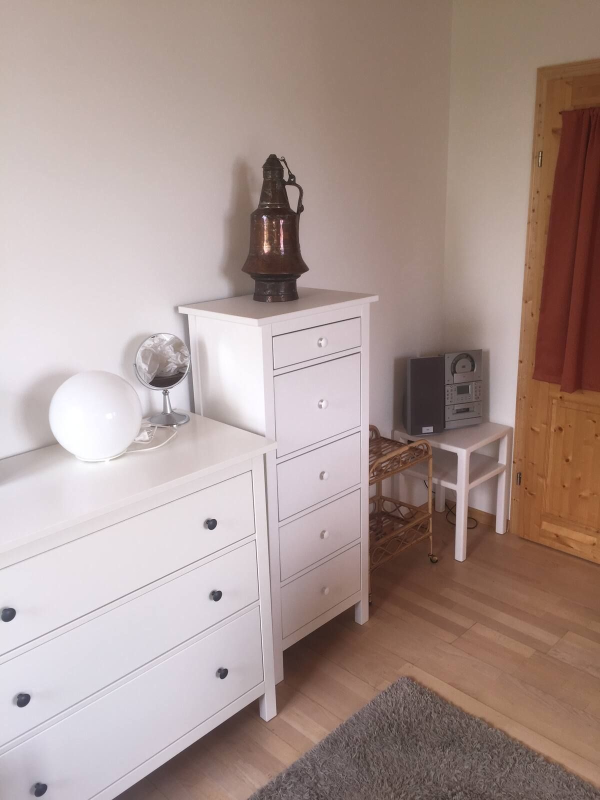 Helles Vorzimmer mit weißen Möbeln und Dekoration