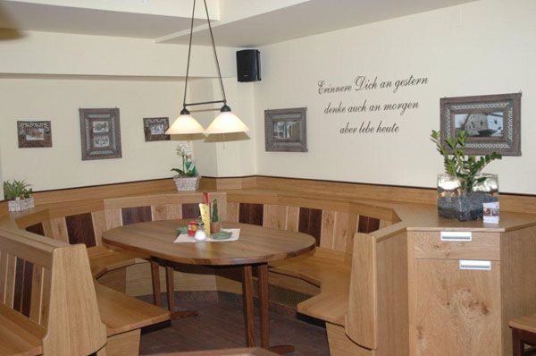 Gemütliche Gaststube mit Holzmöbeln und Dekoration.