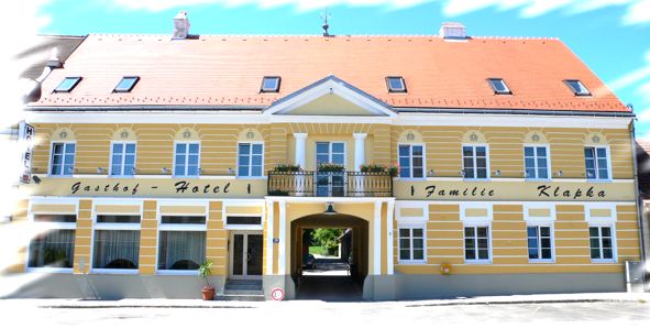 Gelbes Gebäude mit rotem Dach und Schriftzug 'Gasthof-Hotel Familie Klapka'.