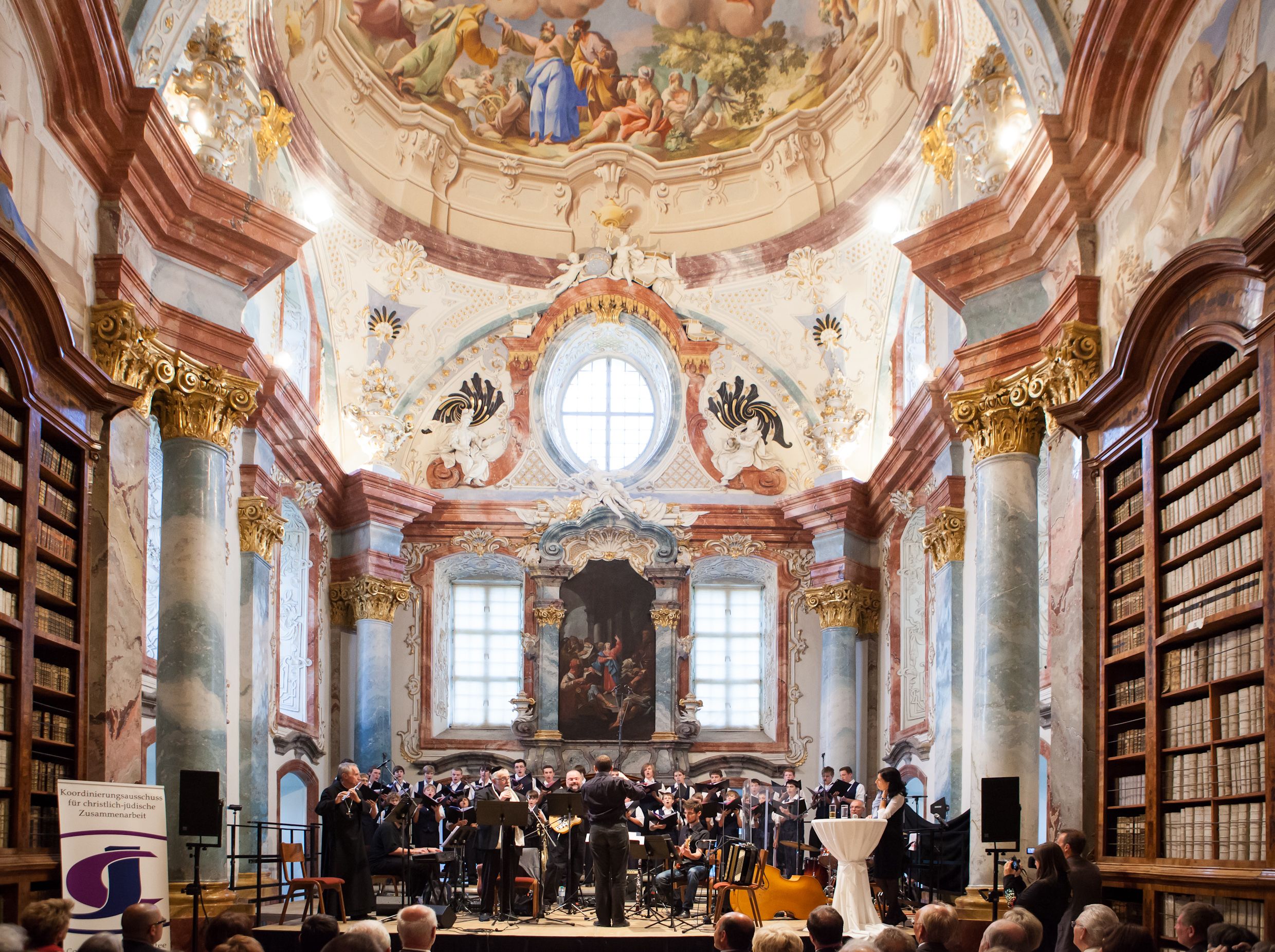 Konzert in der barocken Bibliothek des Stifts Altenburg mit Orchester und Chor.