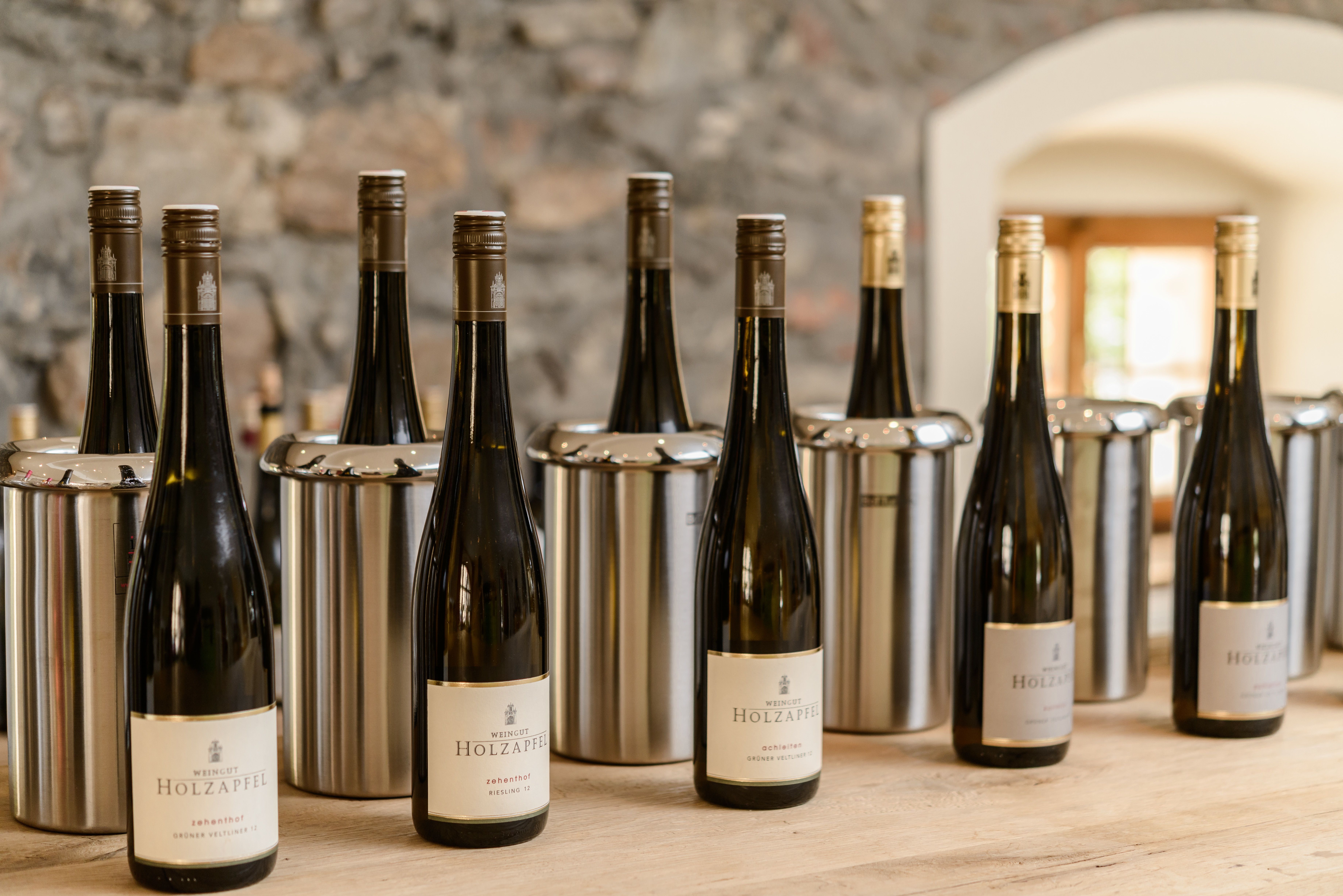 Weinflaschen vom Weingut Holzapfel auf einem Tisch.