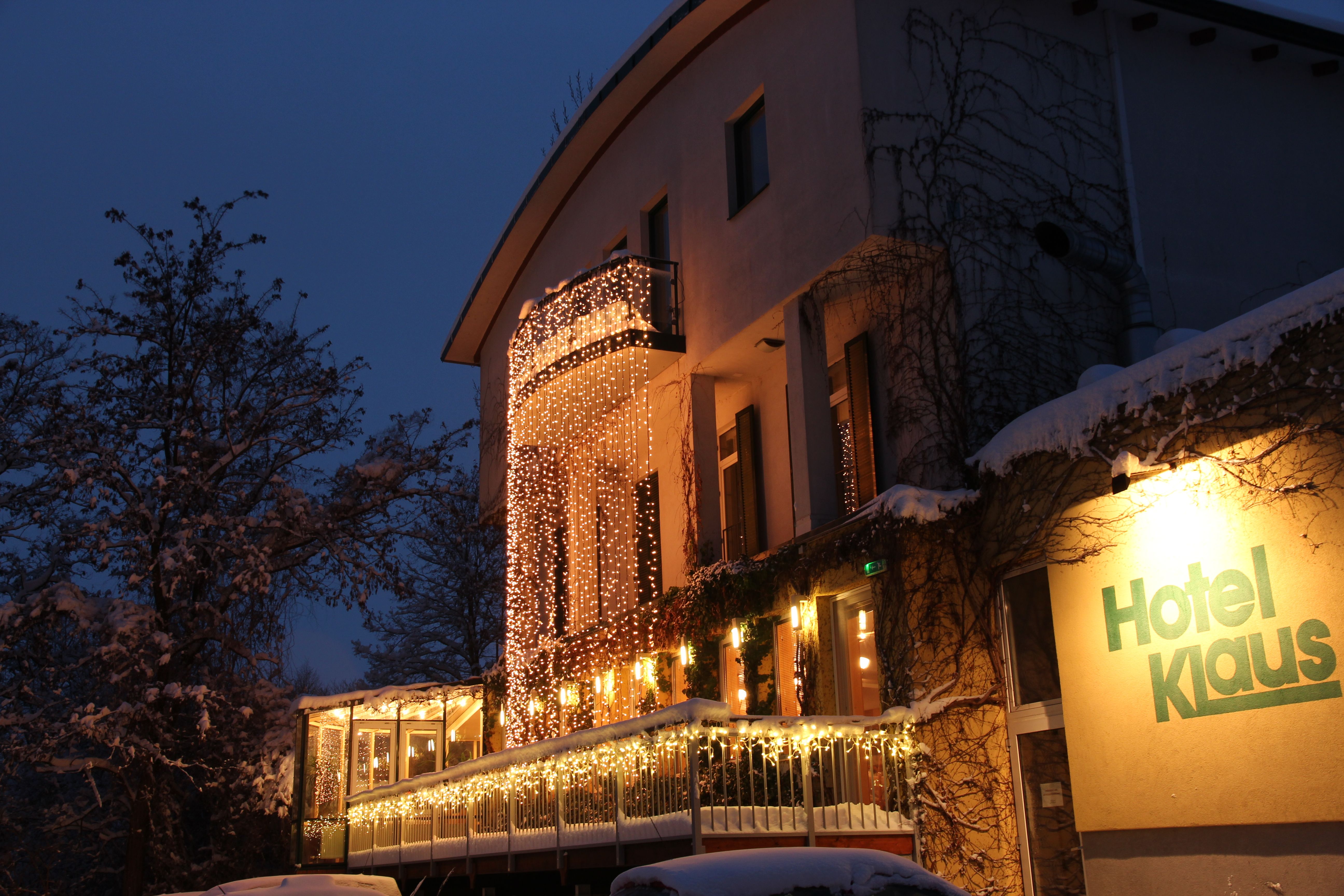 Ein beleuchtetes Hotelgebäude mit Lichterketten dekoriert.