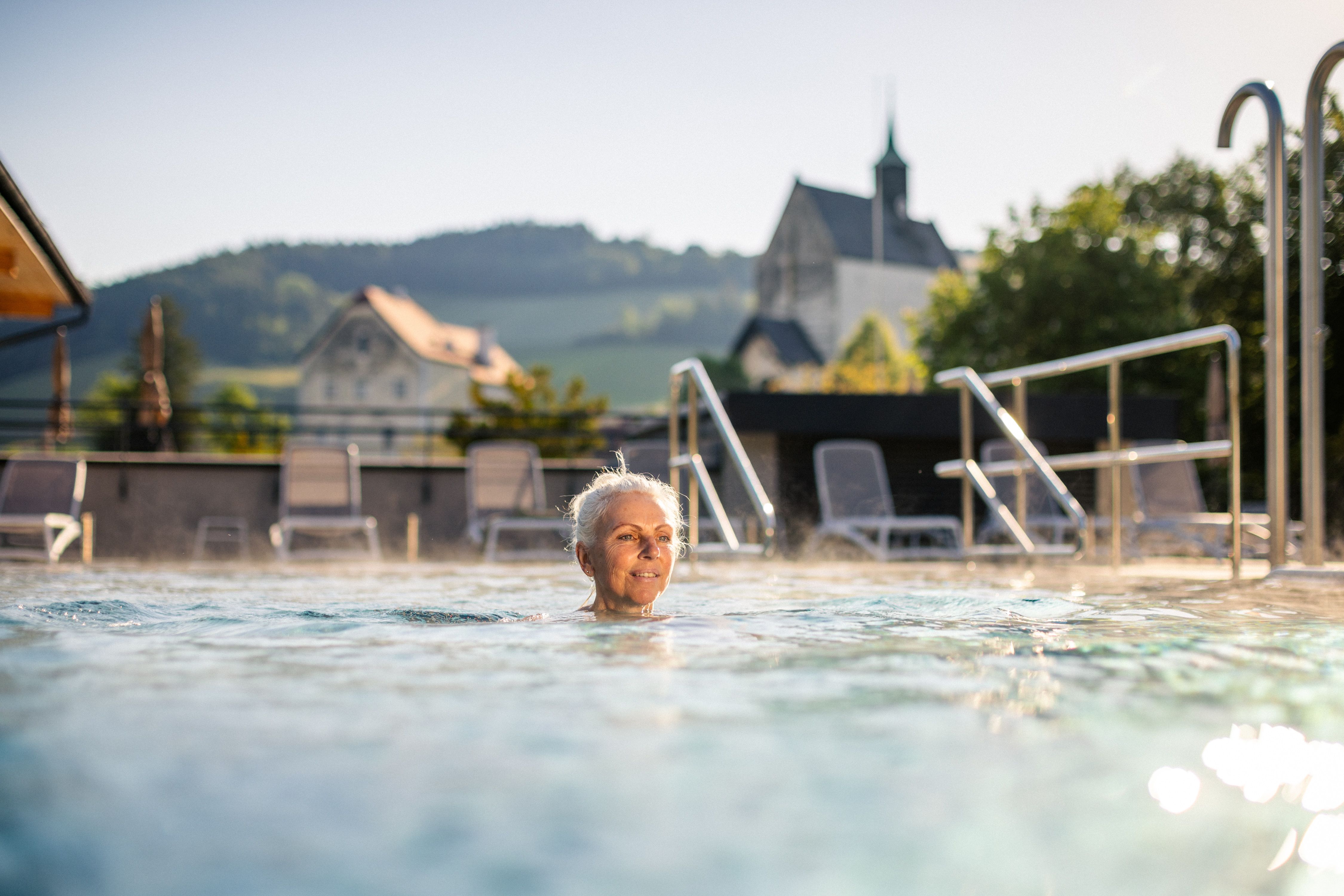 Pool mit Ausblick im Vivea 4* Hotel Bad Schönau zum Landsknecht